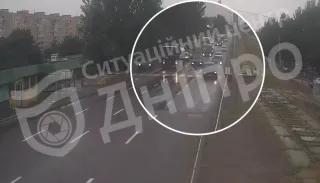 У Дніпрі автомобіль збив пішохода на зебрі: людину підкинуло і протягнуло по трасі